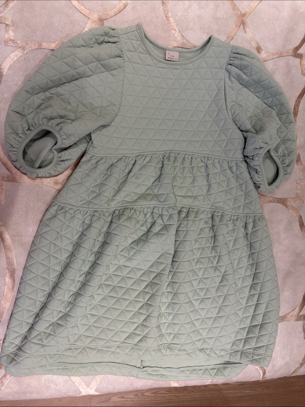 Women’s balloon 3/4 sleeve quilted dress
